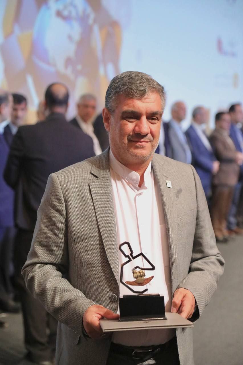 تقدیر از مدیرعامل شرکت فولاد خوزستان در آیین اختتامیه سمپوزیوم فولاد ۱۴۰۳ کیش